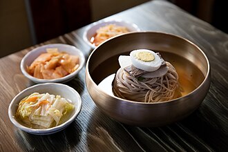 naengmyeon (냉면)